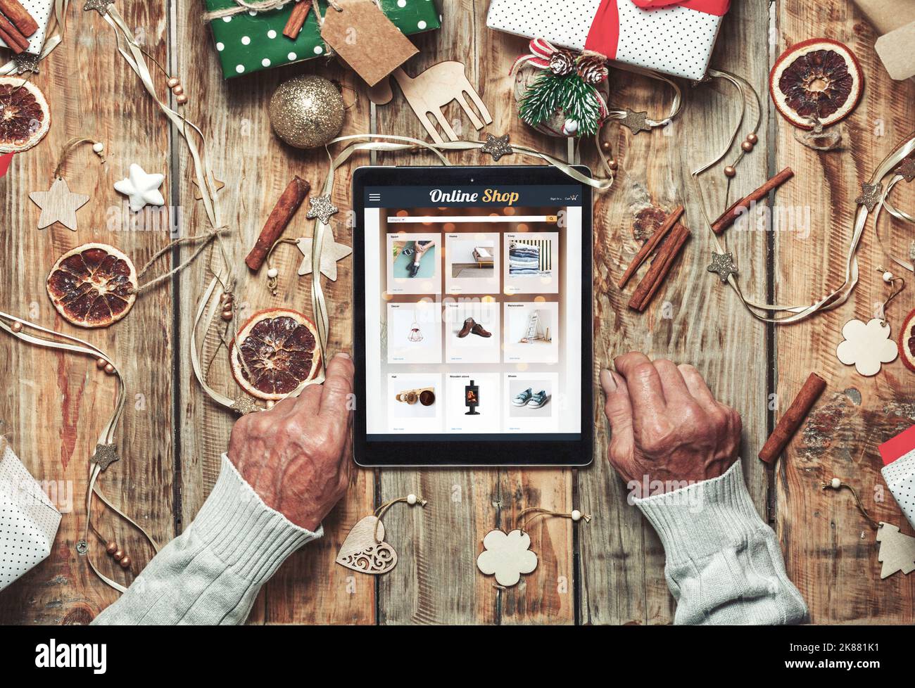 Mani di anziani con tablet, shopping online sul tavolo wi Foto Stock