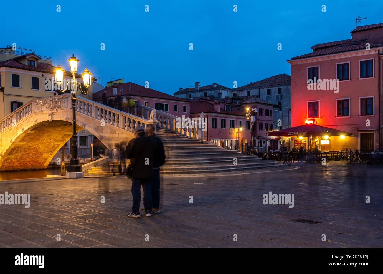 Il ponte Vigo nel centro storico di Chioggia, la laguna veneta, la provincia di Venezia, il nord italia - fotografia notturna - esposizione lunga Foto Stock