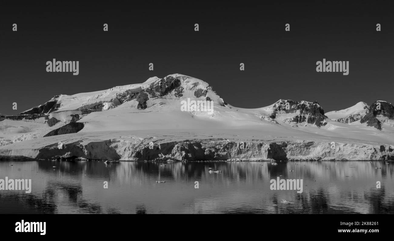 Le montagne dell'Antartide terminano il paesaggio marino, l'Antartide. Foto Stock