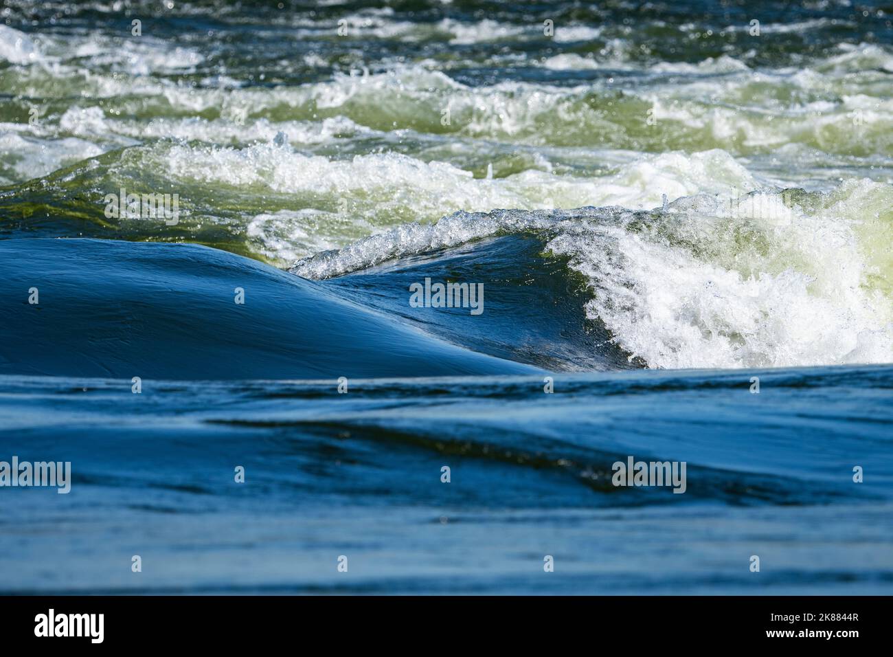 Acque in rapido movimento delle rapide di Lachine nel fiume San Lorenzo. Foto Stock