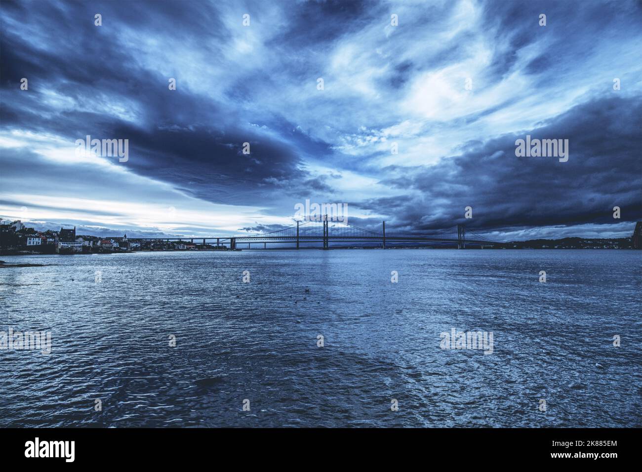 Una vista in lontananza del New Forth Road Bridge in una giornata nuvolosa a Edimburgo, Scozia Foto Stock