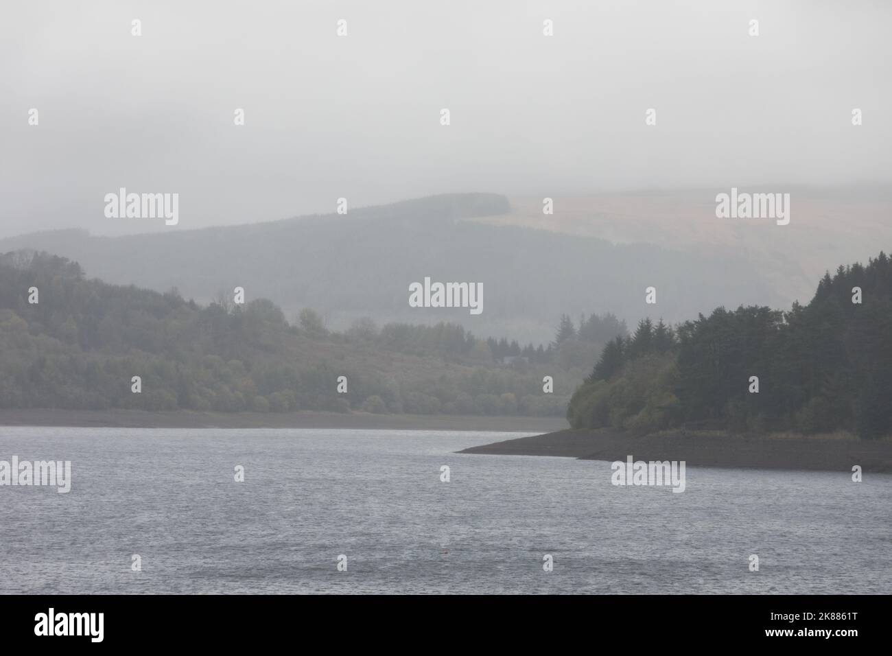 Pontsticill Reservoir, Galles del Sud, Regno Unito. 21 ottobre '22. Tempo nel Regno Unito: Pioggia intensa questo pomeriggio. Credit: Andrew Bartlett/Alamy Live News. Foto Stock