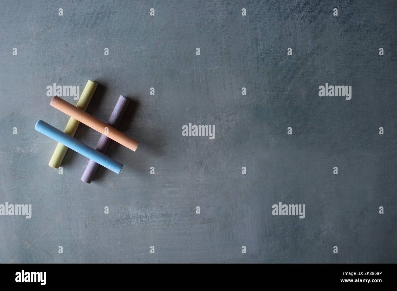 Vista dall'alto immagine di gesso colorato e hashtag icona con spazio copia. Social media, virale, concetto di tendenza Foto Stock