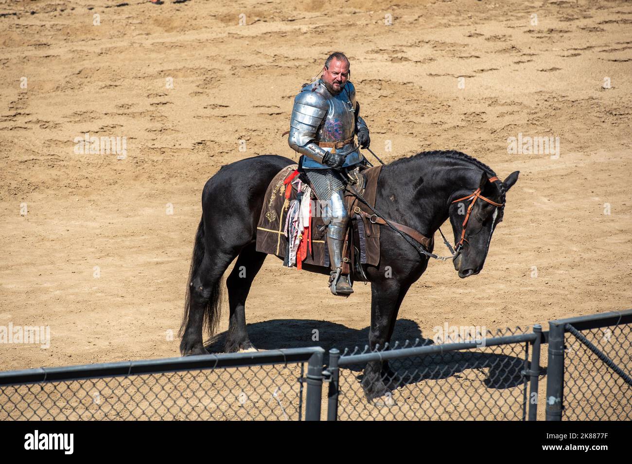 Folsom, CA, 24 settembre 2022. Intrattenitore jouting vestito con armatura di cavaliere al Folsom Renaissance Faire. Questo divertente festival storico è stato celebrata Foto Stock