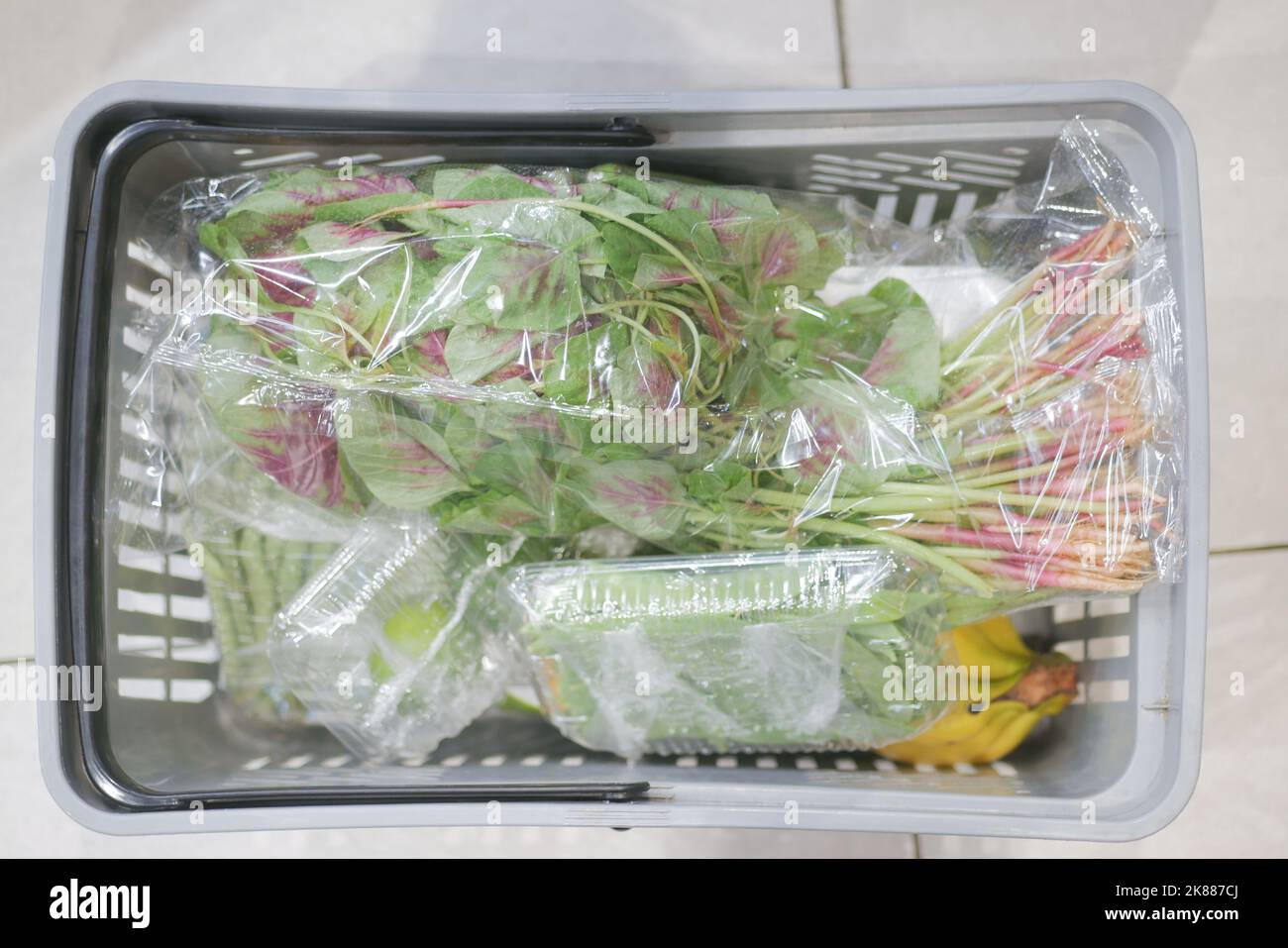 Carrello pieno di cibo nel supermercato Foto Stock