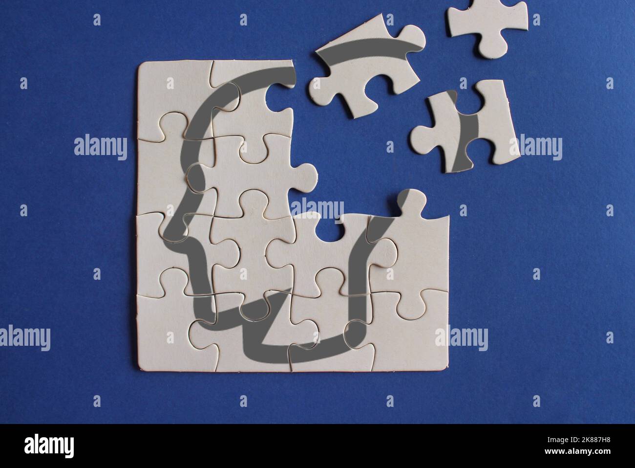 Testa umana su puzzle incompleti. Demenza, perdita di memoria, salute mentale e concetto di Alzheimer Foto Stock