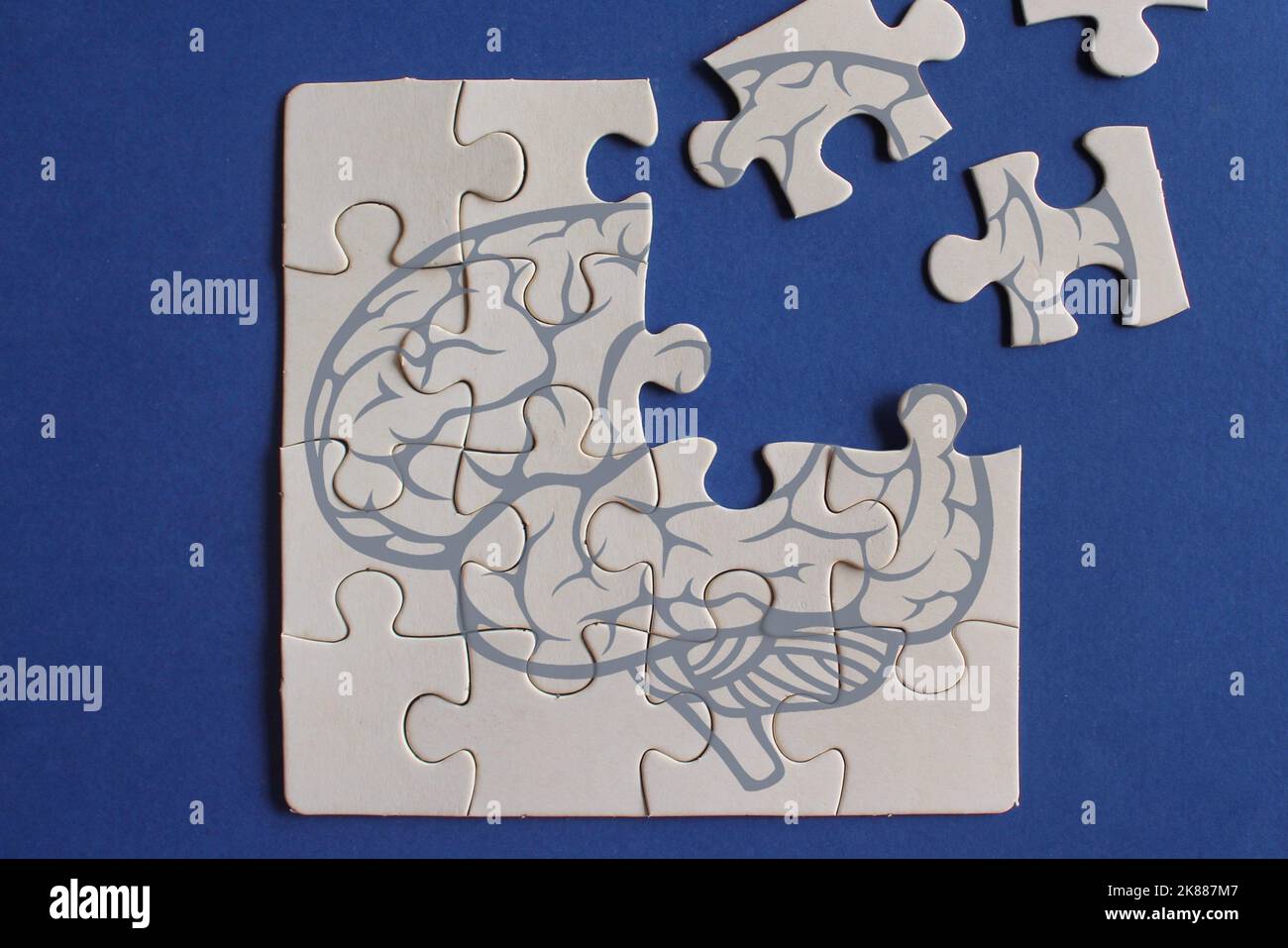 Cervello umano su puzzle incompleti. Demenza, perdita di memoria, salute mentale e concetto di Alzheimer Foto Stock
