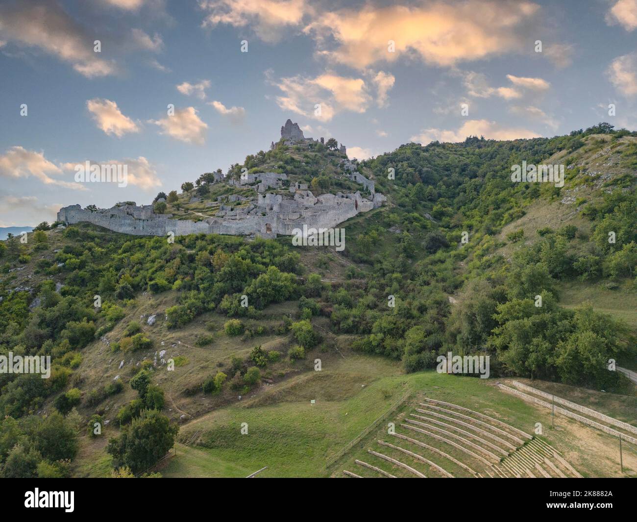Veduta aerea di Chateau féodal de Crussol, Ardêche, Francia Foto Stock