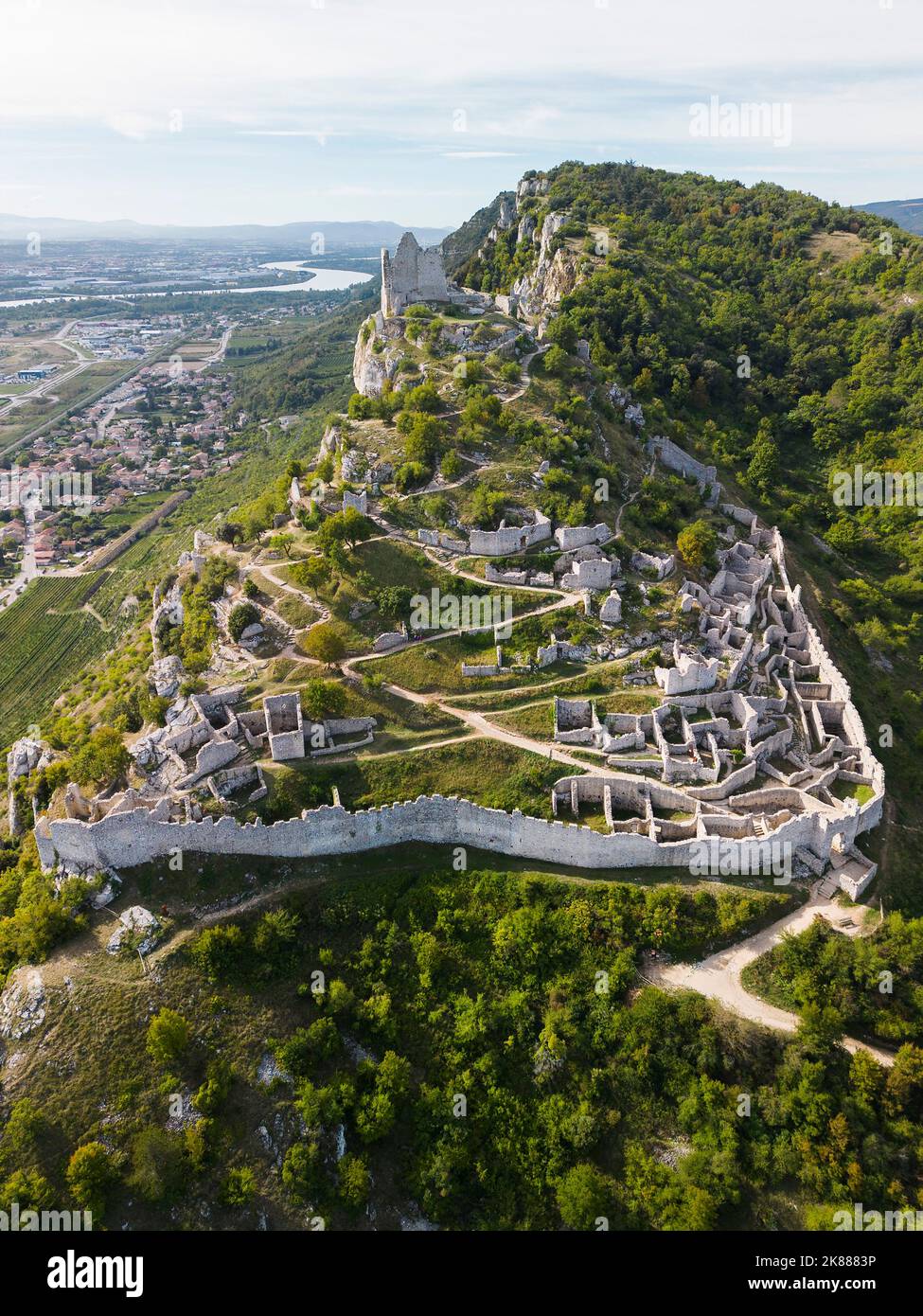 Veduta aerea di Chateau féodal de Crussol, Ardêche, Francia Foto Stock
