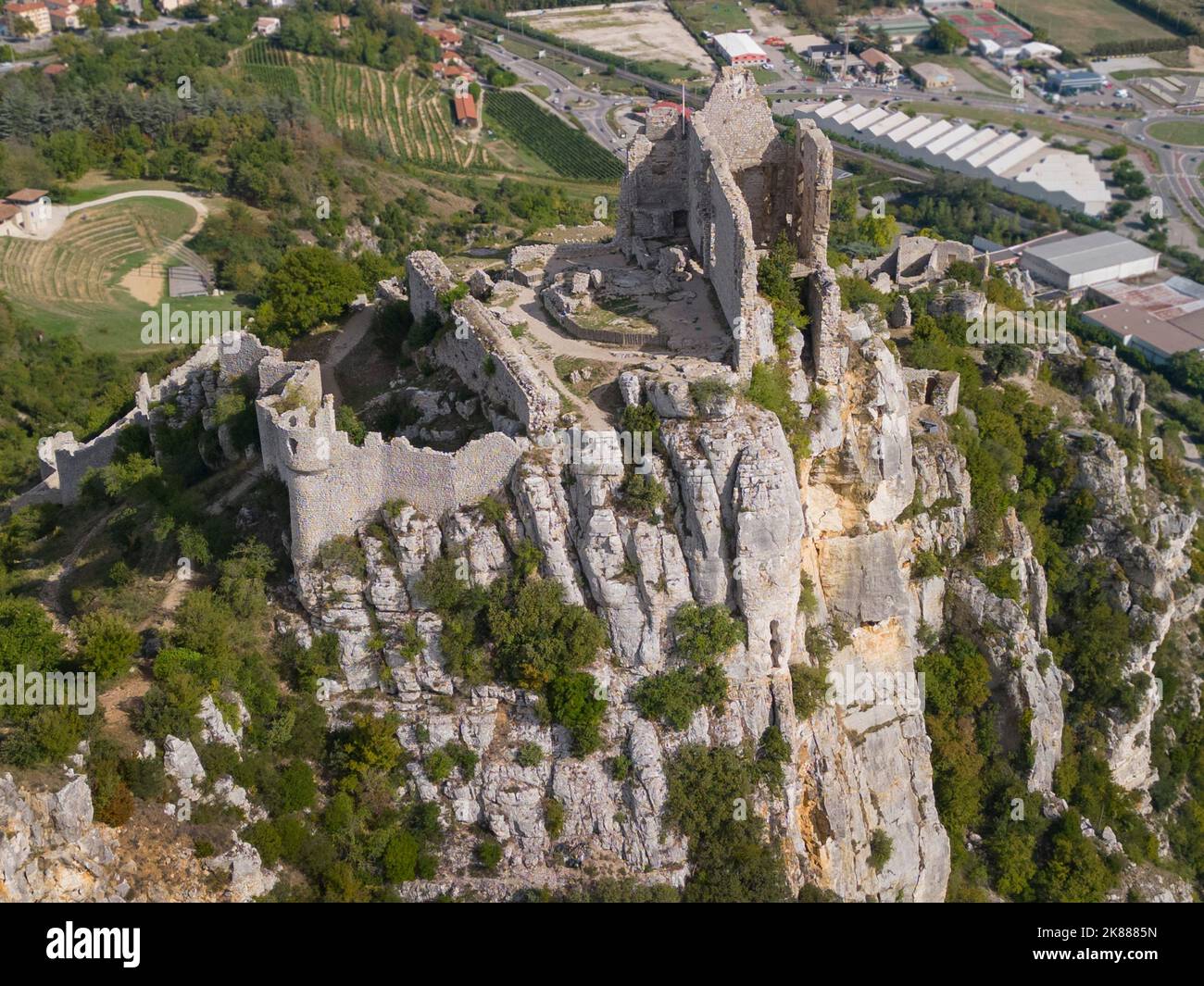 Veduta aerea di Chateau féodal de Crussol, Ardêche, Francia Foto Stock