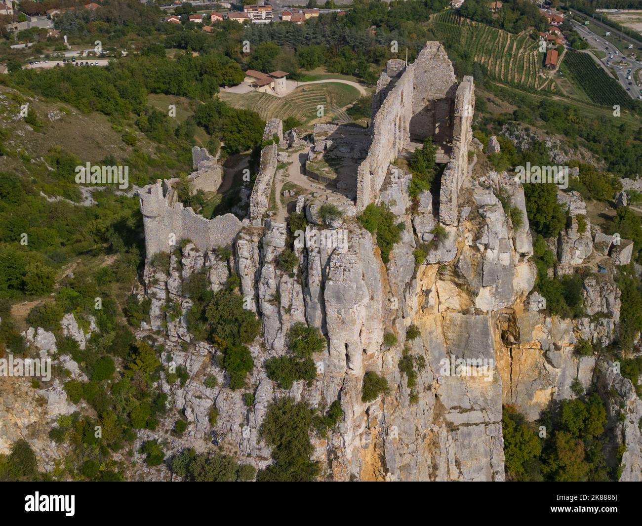 Veduta aerea di Chateau féodal de Crussol, Ardêche, Francia Foto Stock