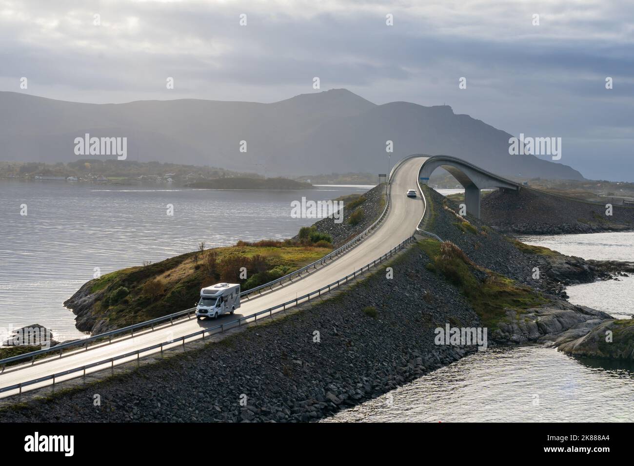 Storseisundet Bridge, la principale attrazione della strada atlantica in Norvegia. Foto Stock