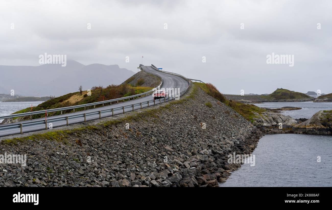 Storseisundet Bridge, la principale attrazione della strada atlantica in Norvegia. Foto Stock