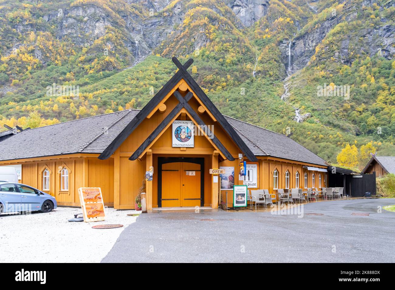 Gudvangen, Norvegia - 9 ottobre 2022: Villaggio vichingo Njardarheimr a Gudvangen, Norvegia. Foto Stock