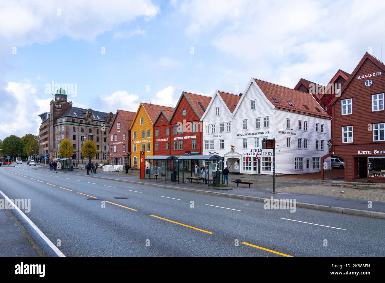 Bergen, Norvegia - 10 ottobre 2022: Colorful Bryggen Hanseatic Wharf (Tyskebryggen) a Bergen, Norvegia. Foto Stock