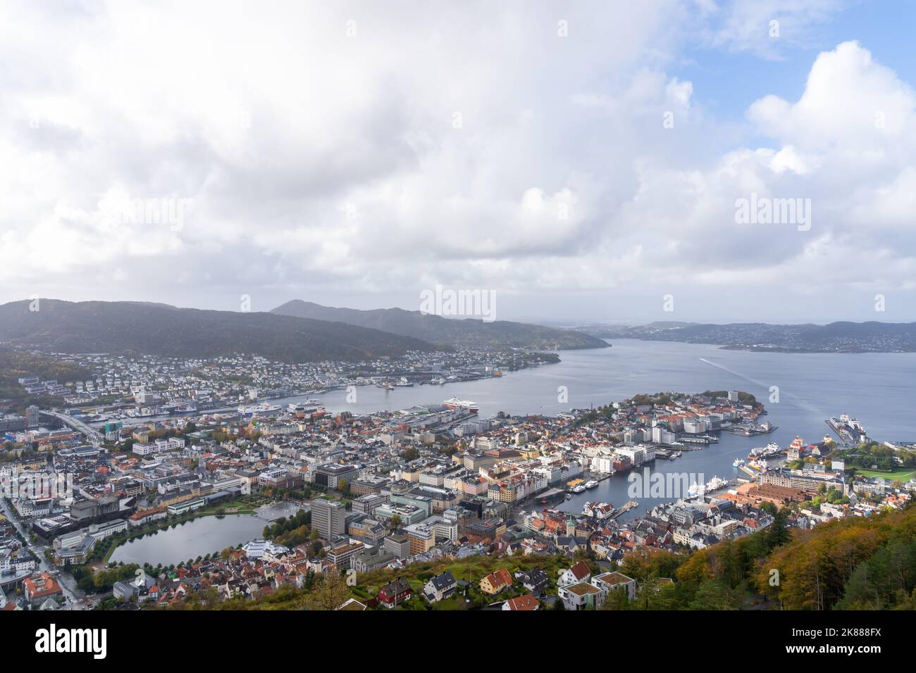 Bergen, Norvegia - 10 ottobre 2022: Paesaggio urbano di Bergen e vista del porto dalla cima del Monte Floyen, Bergen, Norvegia. Foto Stock