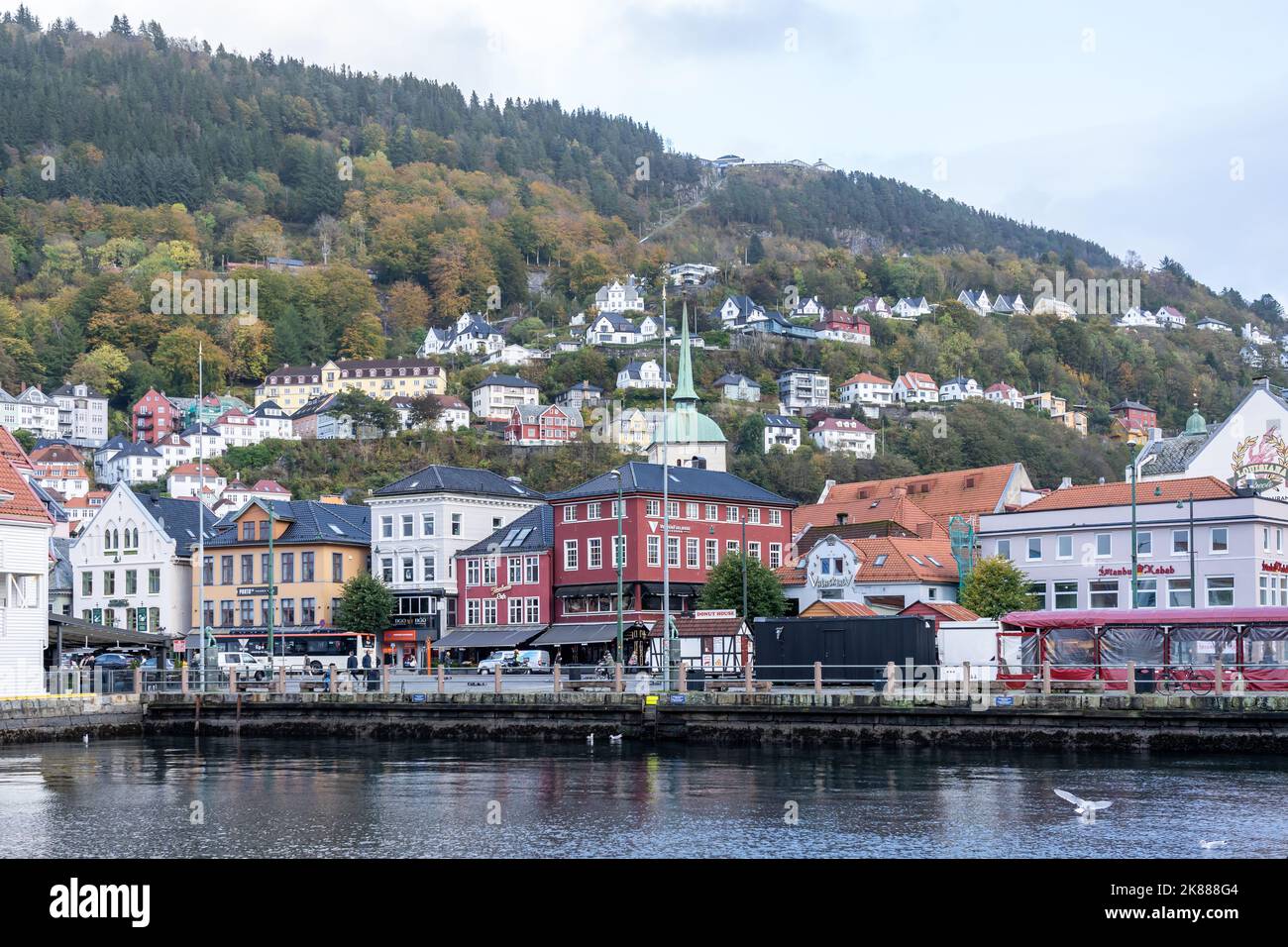Bergen, Norvegia - 10 ottobre 2022: Vista di Bergen sul lato orientale del porto di Vagen. Foto Stock