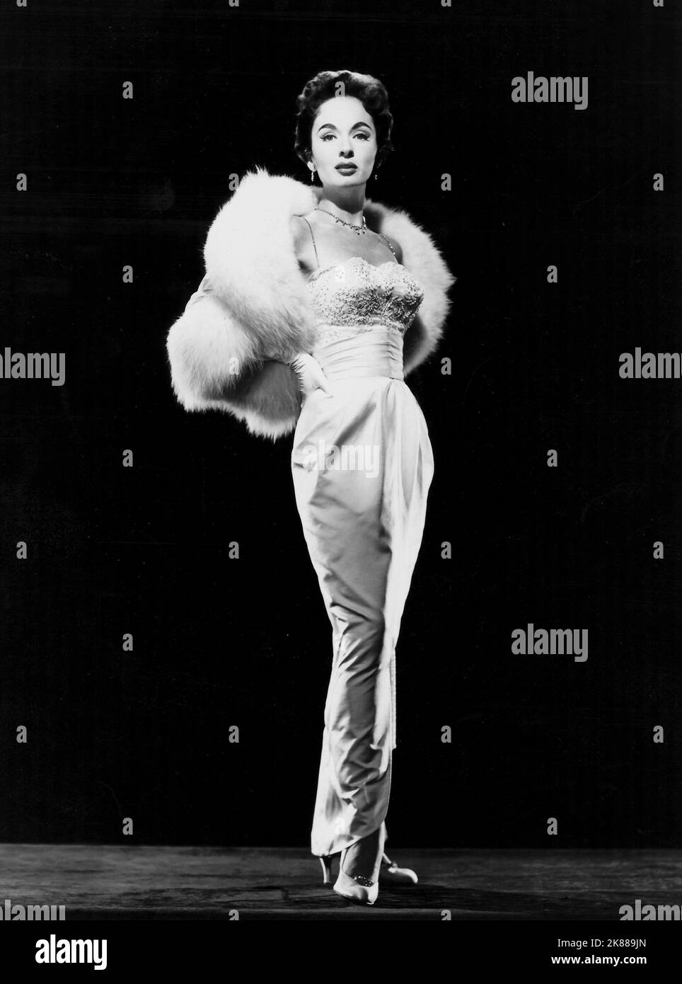 Ann Blyth attrice e cantante 1 maggio 1954 **ATTENZIONE** questa fotografia è ad uso esclusivamente editoriale e costituisce il copyright della Film Company e/o del fotografo assegnato dalla Film o Production Company e può essere riprodotta solo da pubblicazioni in concomitanza con la promozione del suddetto Film. È richiesto un credito obbligatorio alla Film Company. Il fotografo deve essere accreditato anche se conosciuto. Nessun uso commerciale può essere concesso senza l'autorizzazione scritta di The Film Company. Foto Stock