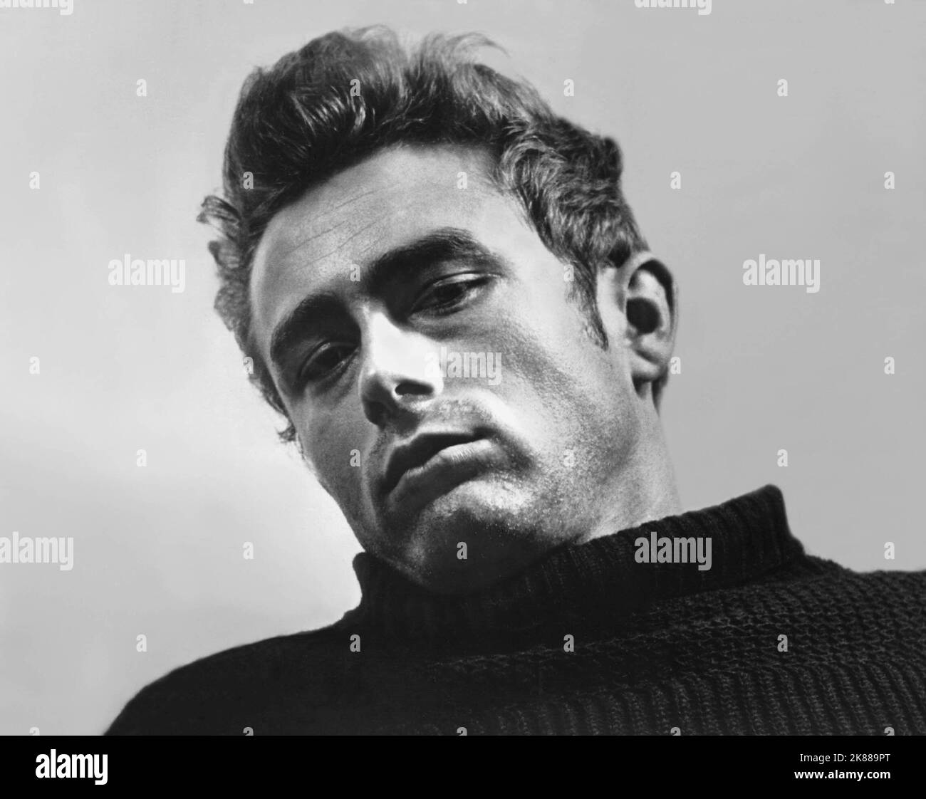 James Dean attore 01 maggio 1955 **ATTENZIONE** questa fotografia è ad uso esclusivamente editoriale ed è copyright della Film Company e/o del fotografo assegnato dalla Film o Production Company e può essere riprodotta solo da pubblicazioni in concomitanza con la promozione del suddetto Film. È richiesto un credito obbligatorio alla Film Company. Il fotografo deve essere accreditato anche se conosciuto. Nessun uso commerciale può essere concesso senza l'autorizzazione scritta di The Film Company. Foto Stock