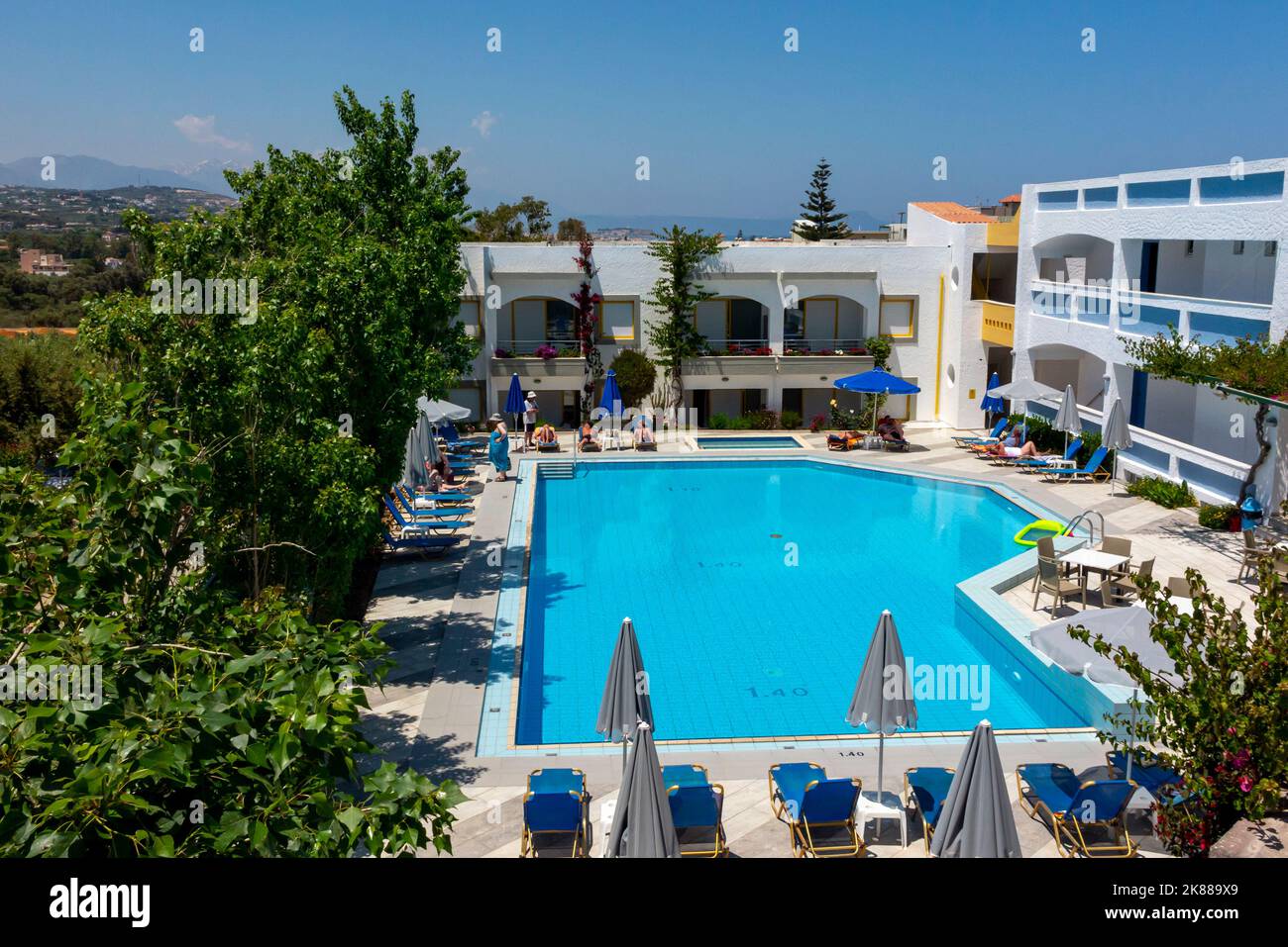 Piscina e appartamenti vacanze in un hotel a Platanias vicino Rethymnon, nella parte settentrionale di Creta, un'isola greca nel Mediterraneo. Foto Stock