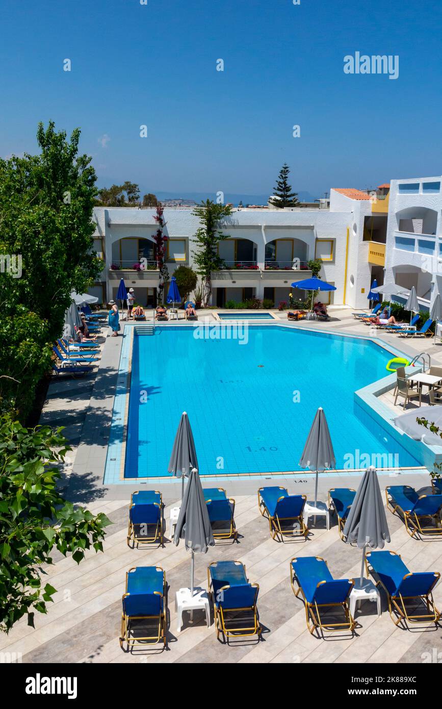 Piscina e appartamenti vacanze in un hotel a Platanias vicino Rethymnon, nella parte settentrionale di Creta, un'isola greca nel Mediterraneo. Foto Stock