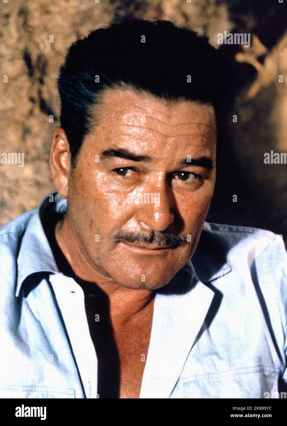 Errol Flynn attore 1 maggio 1958 **ATTENZIONE** questa fotografia è a solo uso editoriale e costituisce il copyright della Film Company e/o del fotografo assegnato dalla Film o Production Company e può essere riprodotta solo da pubblicazioni in concomitanza con la promozione del suddetto Film. È richiesto un credito obbligatorio alla Film Company. Il fotografo deve essere accreditato anche se conosciuto. Nessun uso commerciale può essere concesso senza l'autorizzazione scritta di The Film Company. Foto Stock