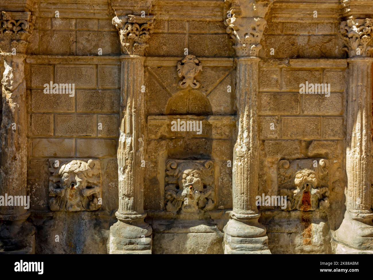 La Fontana Rimondi in Piazza Petichaki Rethymnon Creta Grecia costruita nel 1626 durante il periodo veneziano del dominio sull'isola. Foto Stock