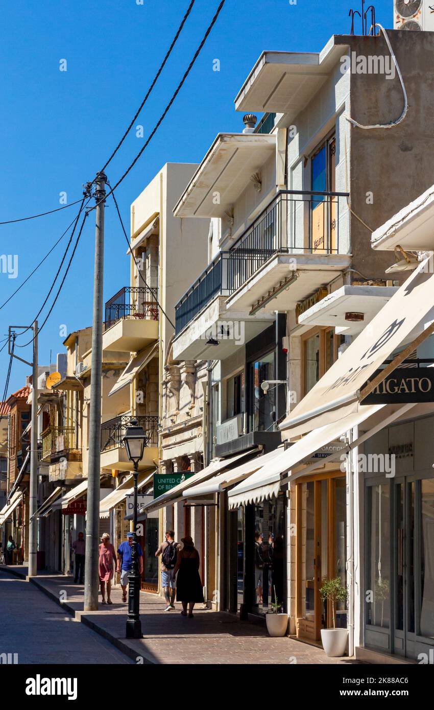 Negozi nel centro della città a Rethymno o Rethymnon una località turistica sulla costa settentrionale di Creta in Grecia. Foto Stock