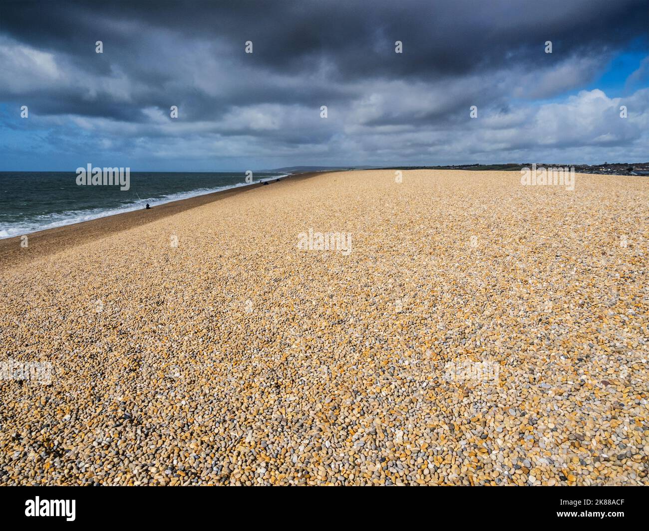 Nuvole tempesta su Chesil Beach in Dorset. Foto Stock