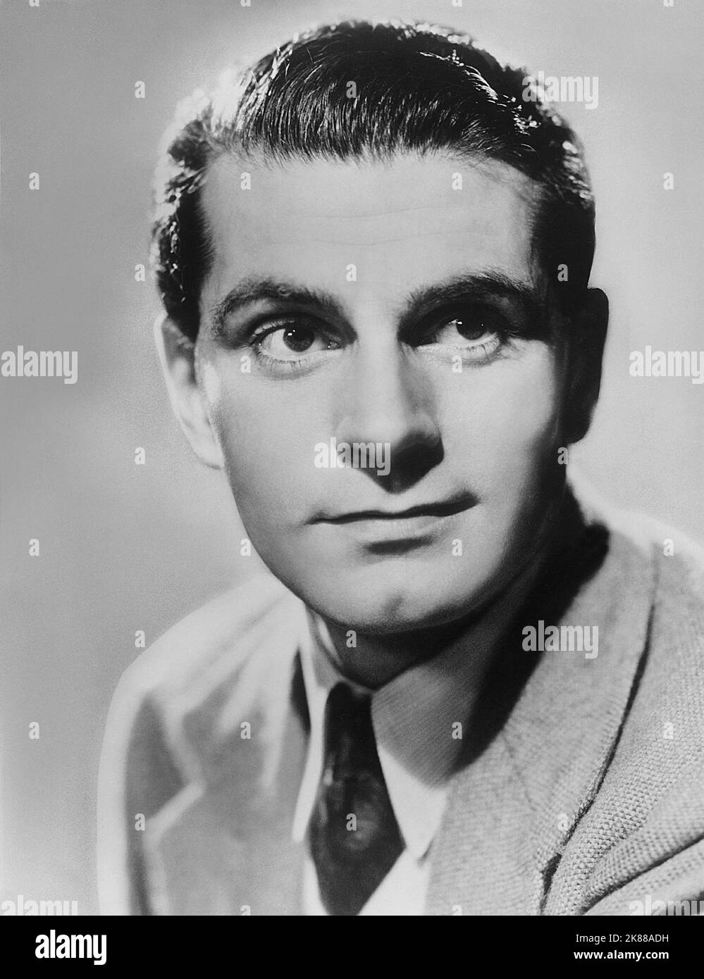 Laurence Olivier attore 1 maggio 1956 **ATTENZIONE** questa fotografia è ad uso esclusivamente editoriale ed è copyright della Film Company e/o del fotografo assegnato dalla Film Company o Production Company e può essere riprodotta solo da pubblicazioni in concomitanza con la promozione del suddetto Film. È richiesto un credito obbligatorio alla Film Company. Il fotografo deve essere accreditato anche se conosciuto. Nessun uso commerciale può essere concesso senza l'autorizzazione scritta di The Film Company. Foto Stock