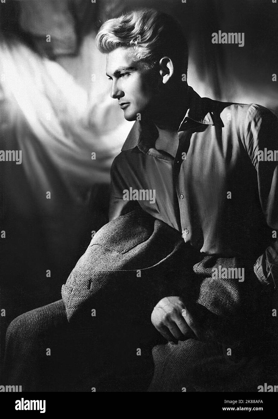 Jean Marais attore 1 maggio 1943 **ATTENZIONE** questa fotografia è a solo uso editoriale ed è copyright della Film Company e/o del fotografo assegnato dalla Film o Production Company e può essere riprodotta solo da pubblicazioni in concomitanza con la promozione del suddetto Film. È richiesto un credito obbligatorio alla Film Company. Il fotografo deve essere accreditato anche se conosciuto. Nessun uso commerciale può essere concesso senza l'autorizzazione scritta di The Film Company. Foto Stock