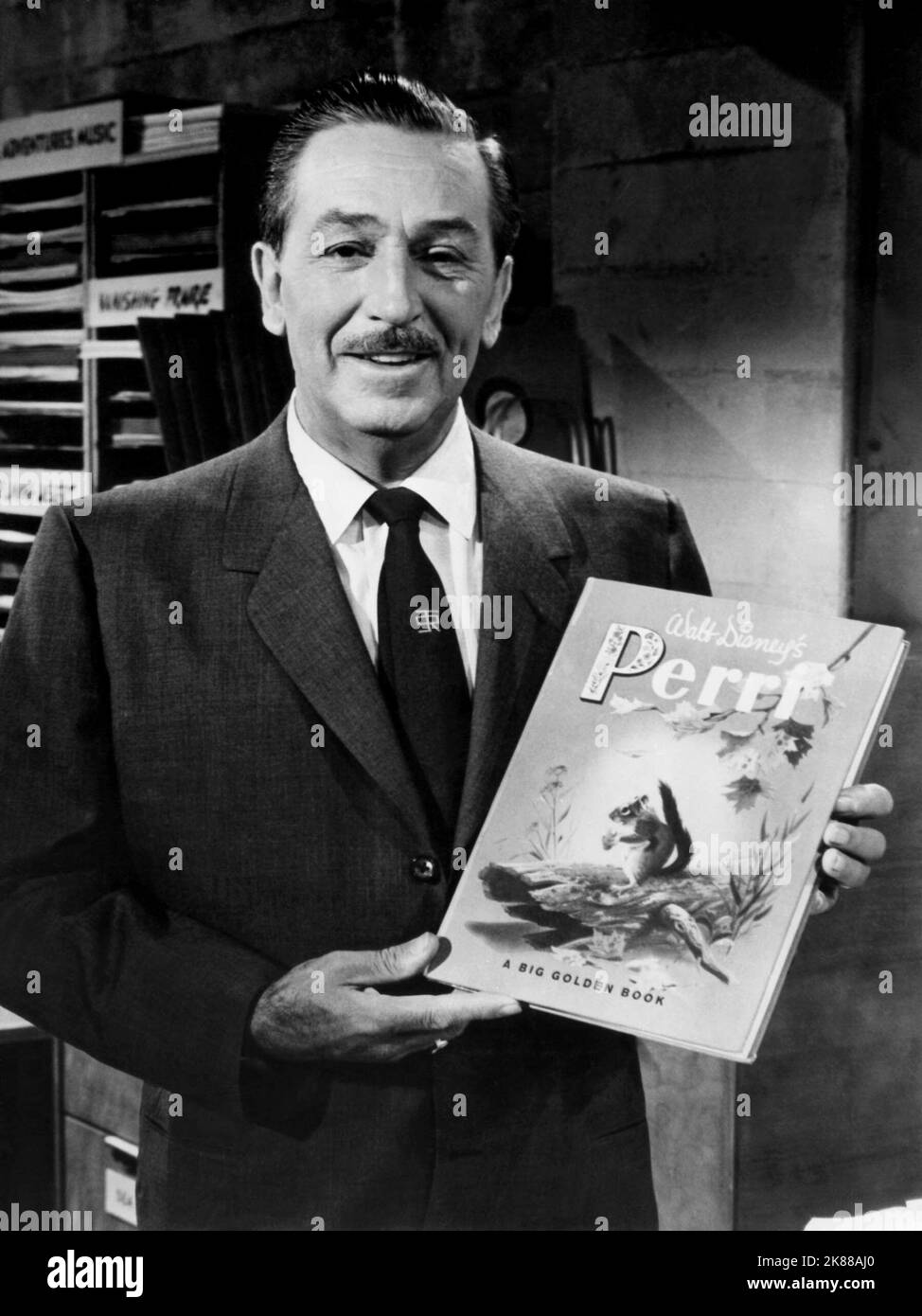 Walt Disney Producer & Animator / Walter Elias 'Walt' Disney 01 maggio 1957 **ATTENZIONE** questa fotografia è solo per uso editoriale ed è copyright della Film Company e/o del fotografo assegnato dalla Film o Production Company e può essere riprodotta solo da pubblicazioni in concomitanza con la promozione del suddetto Film. È richiesto un credito obbligatorio alla Film Company. Il fotografo deve essere accreditato anche se conosciuto. Nessun uso commerciale può essere concesso senza l'autorizzazione scritta di The Film Company. Foto Stock