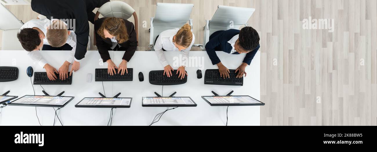 Aula di formazione informatica. Personale diverso uomini d'affari Foto Stock