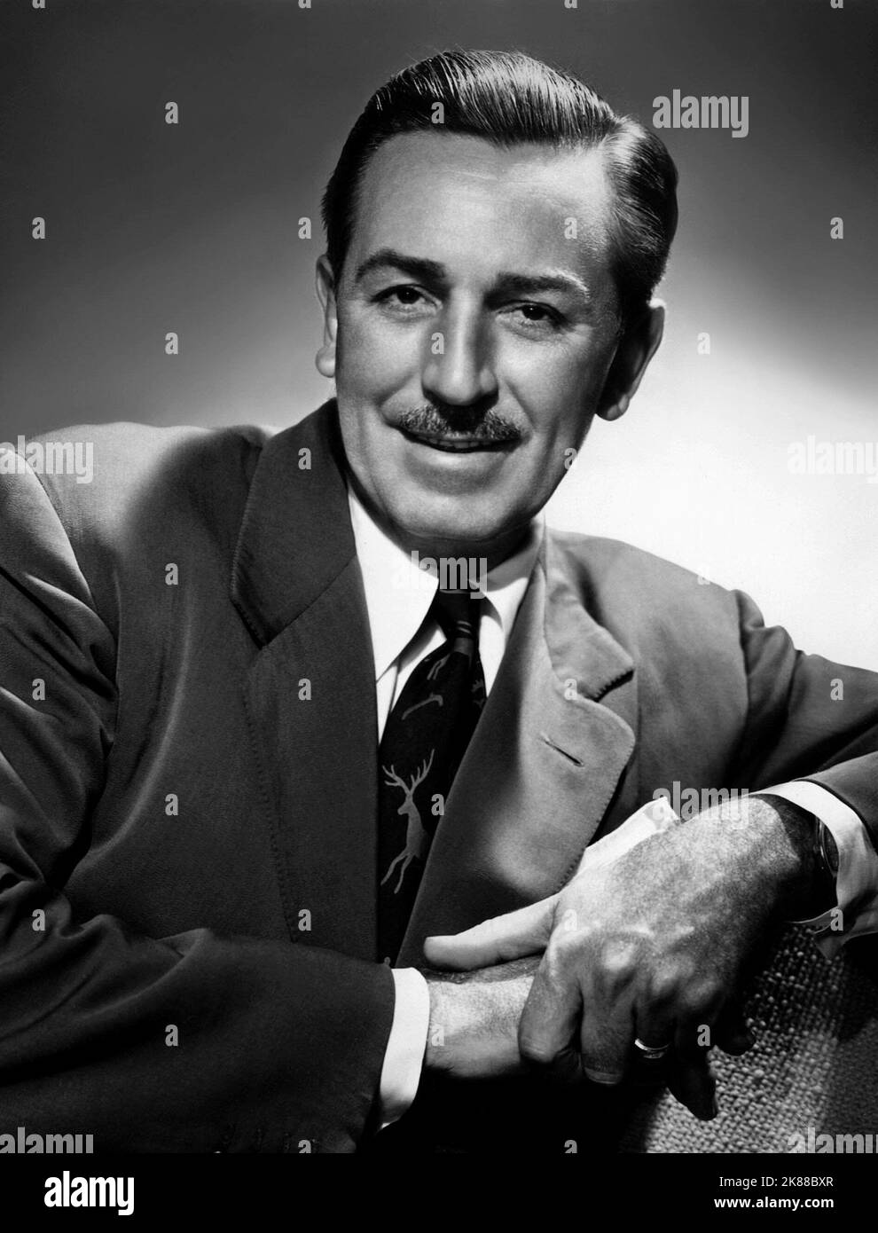 Walt Disney Producer & Animator / Walter Elias 'Walt' Disney 01 maggio 1945 **ATTENZIONE** questa fotografia è solo per uso editoriale ed è copyright della Film Company e/o del fotografo assegnato dalla Film o Production Company e può essere riprodotta solo da pubblicazioni in concomitanza con la promozione del suddetto Film. È richiesto un credito obbligatorio alla Film Company. Il fotografo deve essere accreditato anche se conosciuto. Nessun uso commerciale può essere concesso senza l'autorizzazione scritta di The Film Company. Foto Stock