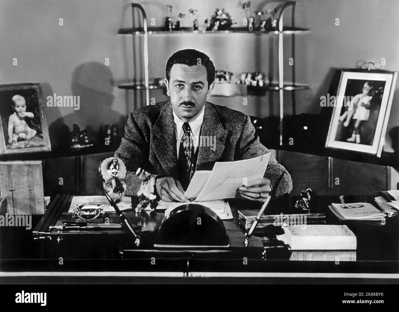 Walt Disney Producer & Animator / Walter Elias 'Walt' Disney 01 maggio 1945 **ATTENZIONE** questa fotografia è solo per uso editoriale ed è copyright della Film Company e/o del fotografo assegnato dalla Film o Production Company e può essere riprodotta solo da pubblicazioni in concomitanza con la promozione del suddetto Film. È richiesto un credito obbligatorio alla Film Company. Il fotografo deve essere accreditato anche se conosciuto. Nessun uso commerciale può essere concesso senza l'autorizzazione scritta di The Film Company. Foto Stock