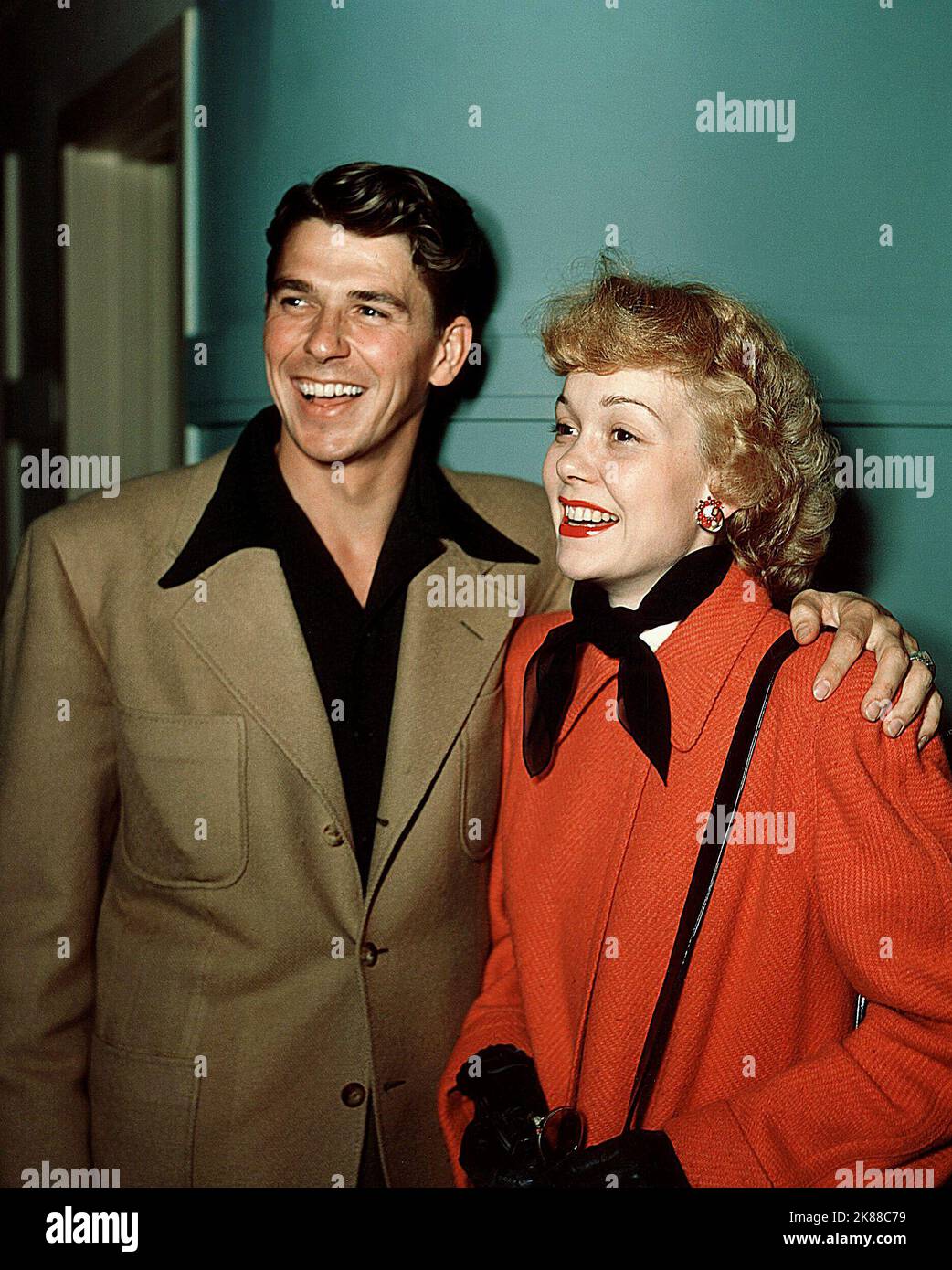 Ronald Reagan & Jane Wyman sposato attore & attrice 01 maggio 1941 **AVVERTENZA** questa fotografia è solo per uso editoriale ed è copyright della Film Company e/o del fotografo assegnato dalla Film o Production Company e può essere riprodotta solo da pubblicazioni in concomitanza con la promozione Del film di cui sopra. È richiesto un credito obbligatorio alla società cinematografica. Il fotografo deve essere accreditato anche quando è noto. Nessun uso commerciale può essere concesso senza autorizzazione scritta da parte della Film Company. Foto Stock