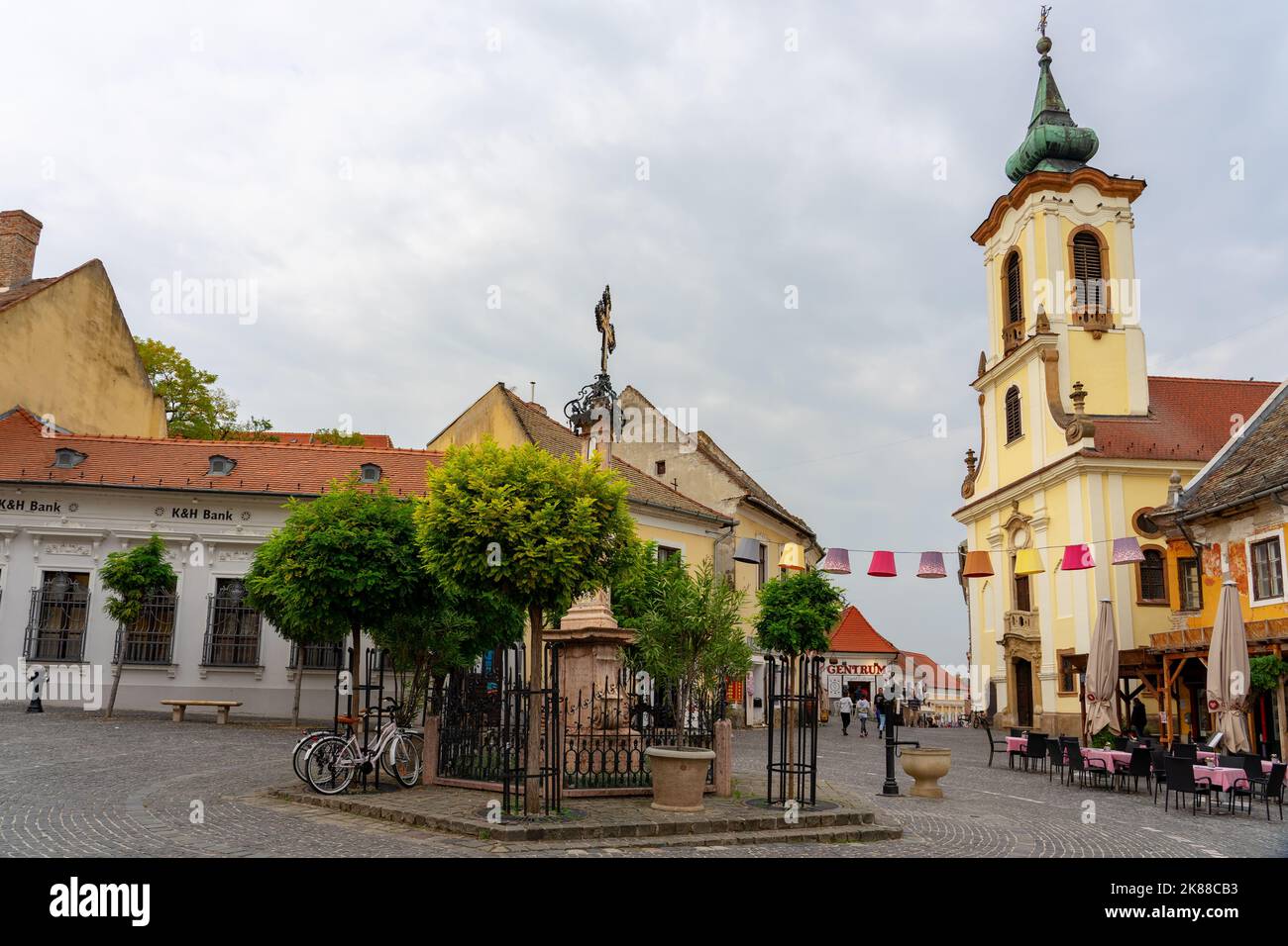 10.13.2022 -Szentendre, Ungheria: Paesaggio urbano autunnale con piazza principale Foto Stock