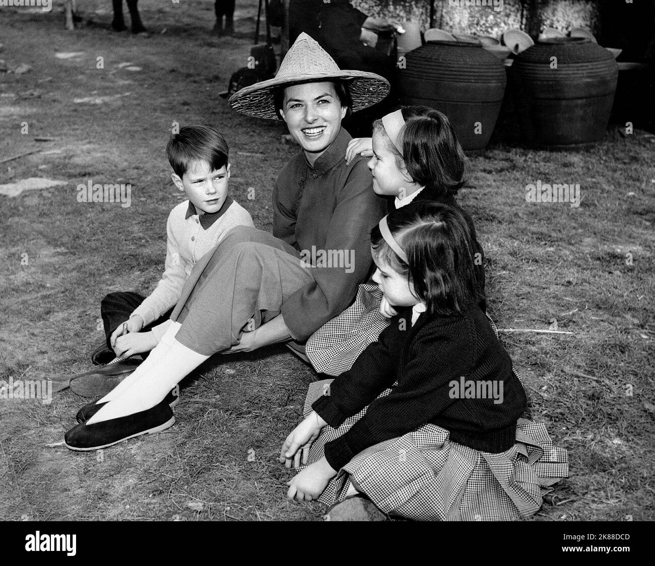 Renato Roberto Rossellini, Isotta Ingrid Rossellini, Ingrid Rossellini & Isabella Rossellini attrice con i Bambini 01 maggio 1958 **AVVERTENZA** questa fotografia è solo per uso editoriale ed è copyright della Film Company e/o del fotografo assegnato dalla Film o dalla Production Company e può essere riprodotta solo da pubblicazioni in concomitanza con la promozione di Il film di cui sopra. È richiesto un credito obbligatorio alla società cinematografica. Il fotografo deve essere accreditato anche quando è noto. Nessun uso commerciale può essere concesso senza autorizzazione scritta da parte della Film Company. Foto Stock