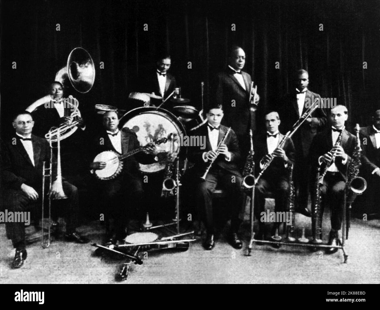 King Oliver'S Creole Jazz Band Jazz Band 01 Giugno 1923 **AVVERTENZA** questa fotografia è solo per uso editoriale ed è copyright della Film Company e/o del fotografo assegnato dalla Film o dalla Production Company e può essere riprodotta solo da pubblicazioni in concomitanza con la promozione della Sopra la pellicola. È richiesto un credito obbligatorio alla società cinematografica. Il fotografo deve essere accreditato anche quando è noto. Nessun uso commerciale può essere concesso senza autorizzazione scritta da parte della Film Company. Foto Stock