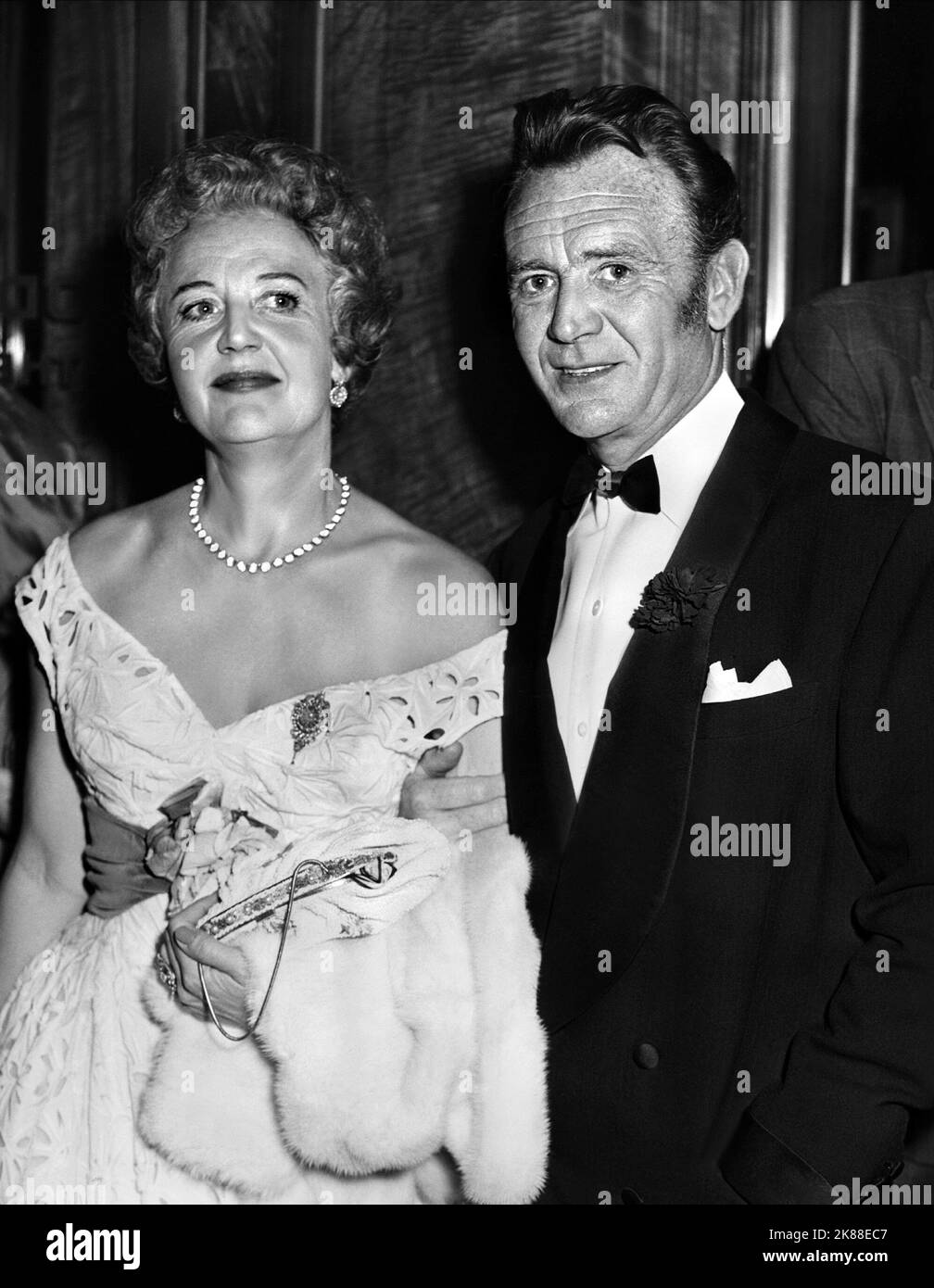 Mary Hayley Bell & John Mills scrittrice, attrice presente alla prima di 'Tiger Bay' a Londra, 1959 regista: 01 marzo 1959 **ATTENZIONE** questa fotografia è ad uso esclusivamente editoriale ed è copyright della Film Company e/o del fotografo assegnato dalla Film o Production Company e può essere riprodotta solo da pubblicazioni in concomitanza con la promozione del suddetto Film. È richiesto un credito obbligatorio alla Film Company. Il fotografo deve essere accreditato anche se conosciuto. Nessun uso commerciale può essere concesso senza l'autorizzazione scritta di The Film Company. Foto Stock