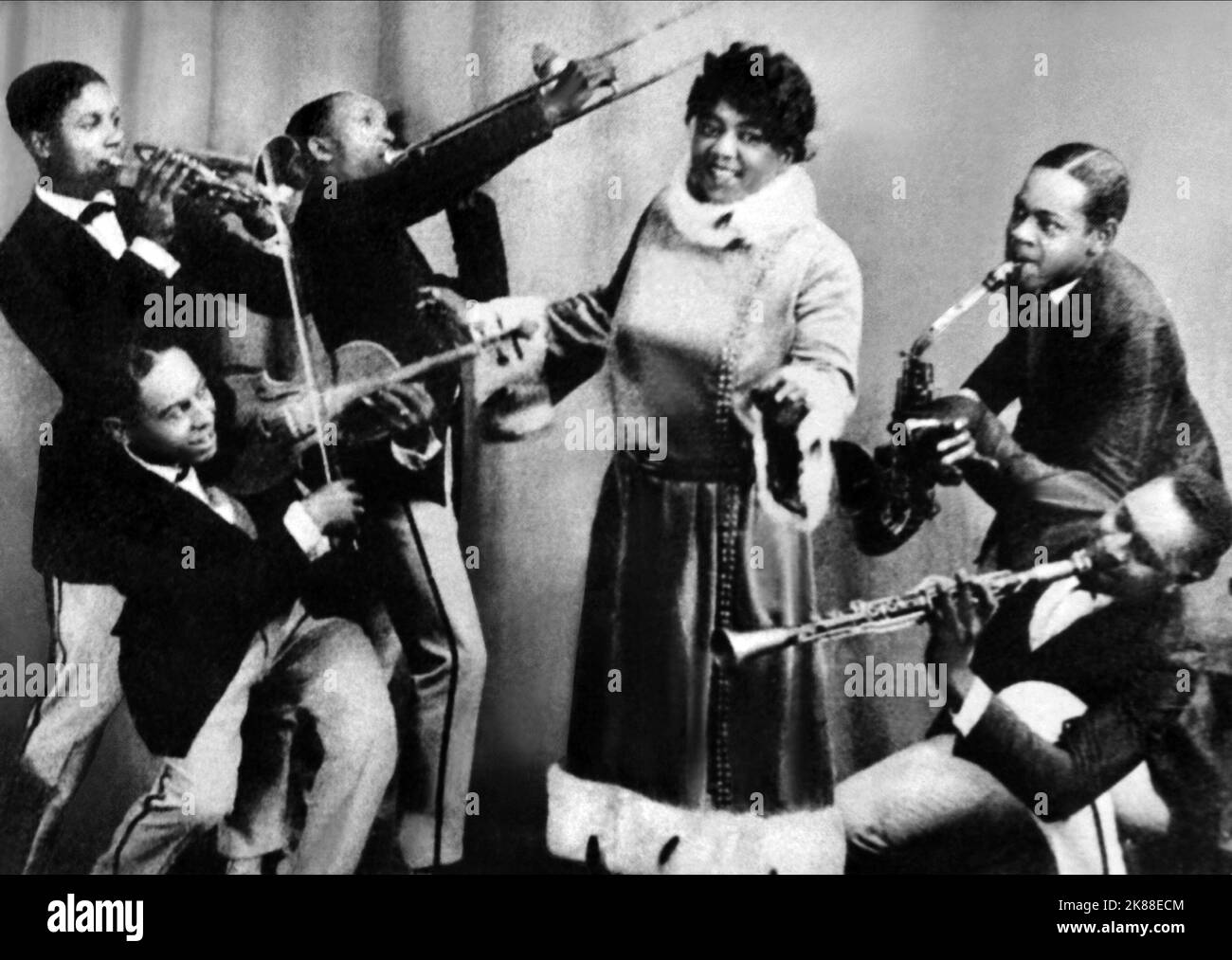 Bubber Miley, Mamie Smith & Coleman Hawkins Mamie Smith and Her Jazzhounds 01 giugno 1920 **AVVERTENZA** questa fotografia è solo per uso editoriale ed è copyright della Film Company e/o del fotografo assegnato dalla Film o dalla Production Company e può essere riprodotta solo da pubblicazioni in congiunzione con la Promozione del film di cui sopra. È richiesto un credito obbligatorio alla società cinematografica. Il fotografo deve essere accreditato anche quando è noto. Nessun uso commerciale può essere concesso senza autorizzazione scritta da parte della Film Company. Foto Stock