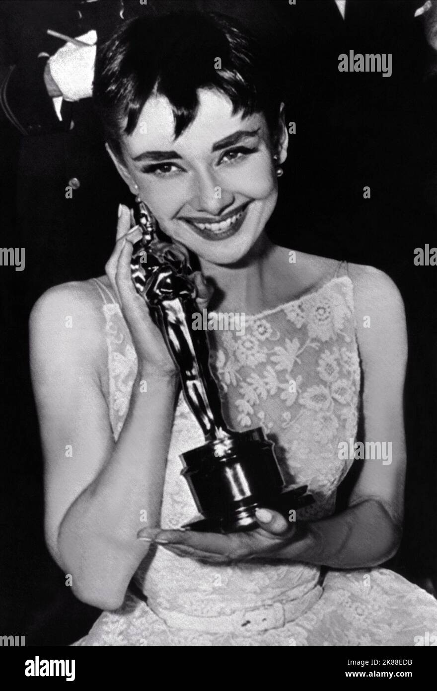 Audrey Hepburn & Oscar Characters: Principessa Ann attrice con il suo Oscar per 'Vacanze Romane' regista: 27 agosto 1953 **ATTENZIONE** questa fotografia è ad uso esclusivamente editoriale ed è copyright della Film Company e/o del fotografo assegnato dalla Film o Production Company e può essere riprodotta solo da pubblicazioni in concomitanza con la promozione del suddetto Film. È richiesto un credito obbligatorio alla Film Company. Il fotografo deve essere accreditato anche se conosciuto. Nessun uso commerciale può essere concesso senza l'autorizzazione scritta di The Film Company. Foto Stock