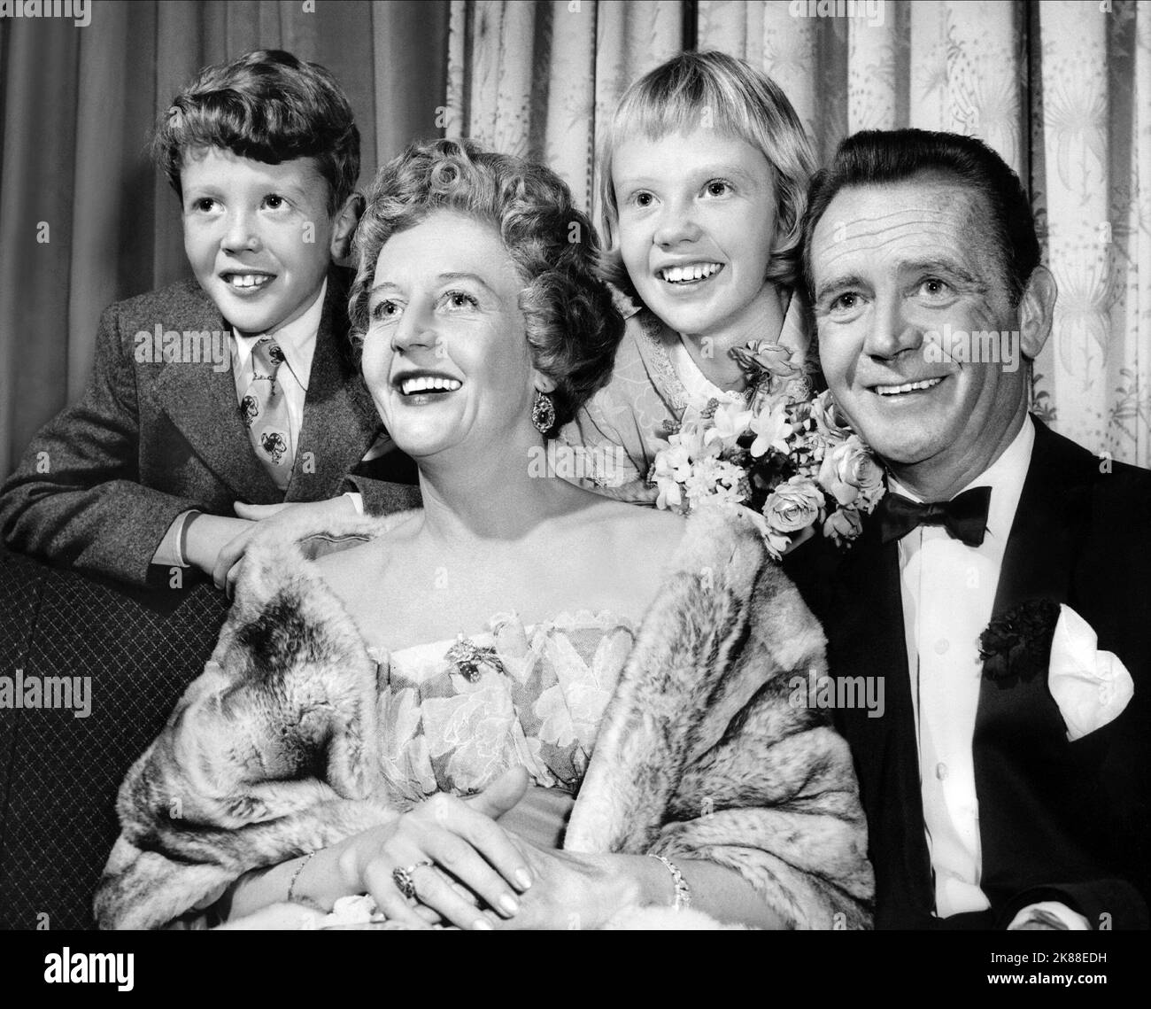 Jonathan Mills, Mary Hayley Bell, Hayley Mills, John Mills Writer, attore con bambini che partecipa alla prima di 'Tiger Bay' a Londra, 1959 regista: J. Lee Thompson 01 marzo 1959 **AVVERTENZA** questa fotografia è solo per uso editoriale ed è copyright di RANK e/o del fotografo assegnato dalla Film o dalla Production Company e può essere riprodotta solo da pubblicazioni in concomitanza con la promozione del film di cui sopra. È richiesto un credito obbligatorio per LA CLASSIFICA. Il fotografo deve essere accreditato anche quando è noto. Nessun uso commerciale può essere concesso senza autorizzazione scritta da parte del Film Compan Foto Stock