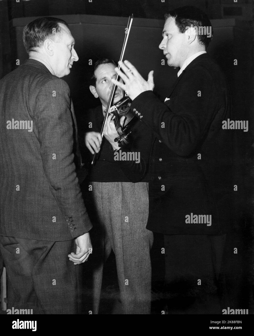 Laurence Olivier & Others attore 02 maggio 1946 **ATTENZIONE** questa fotografia è ad uso esclusivamente editoriale ed è copyright della Film Company e/o del fotografo assegnato dalla Film o Production Company e può essere riprodotta solo da pubblicazioni in concomitanza con la promozione del suddetto Film. È richiesto un credito obbligatorio alla Film Company. Il fotografo deve essere accreditato anche se conosciuto. Nessun uso commerciale può essere concesso senza l'autorizzazione scritta di The Film Company. Foto Stock