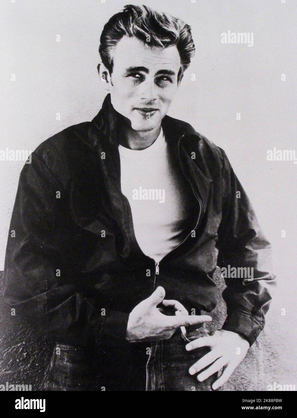 James Dean attore 01 maggio 1955 **ATTENZIONE** questa fotografia è ad uso esclusivamente editoriale ed è copyright della Film Company e/o del fotografo assegnato dalla Film o Production Company e può essere riprodotta solo da pubblicazioni in concomitanza con la promozione del suddetto Film. È richiesto un credito obbligatorio alla Film Company. Il fotografo deve essere accreditato anche se conosciuto. Nessun uso commerciale può essere concesso senza l'autorizzazione scritta di The Film Company. Foto Stock