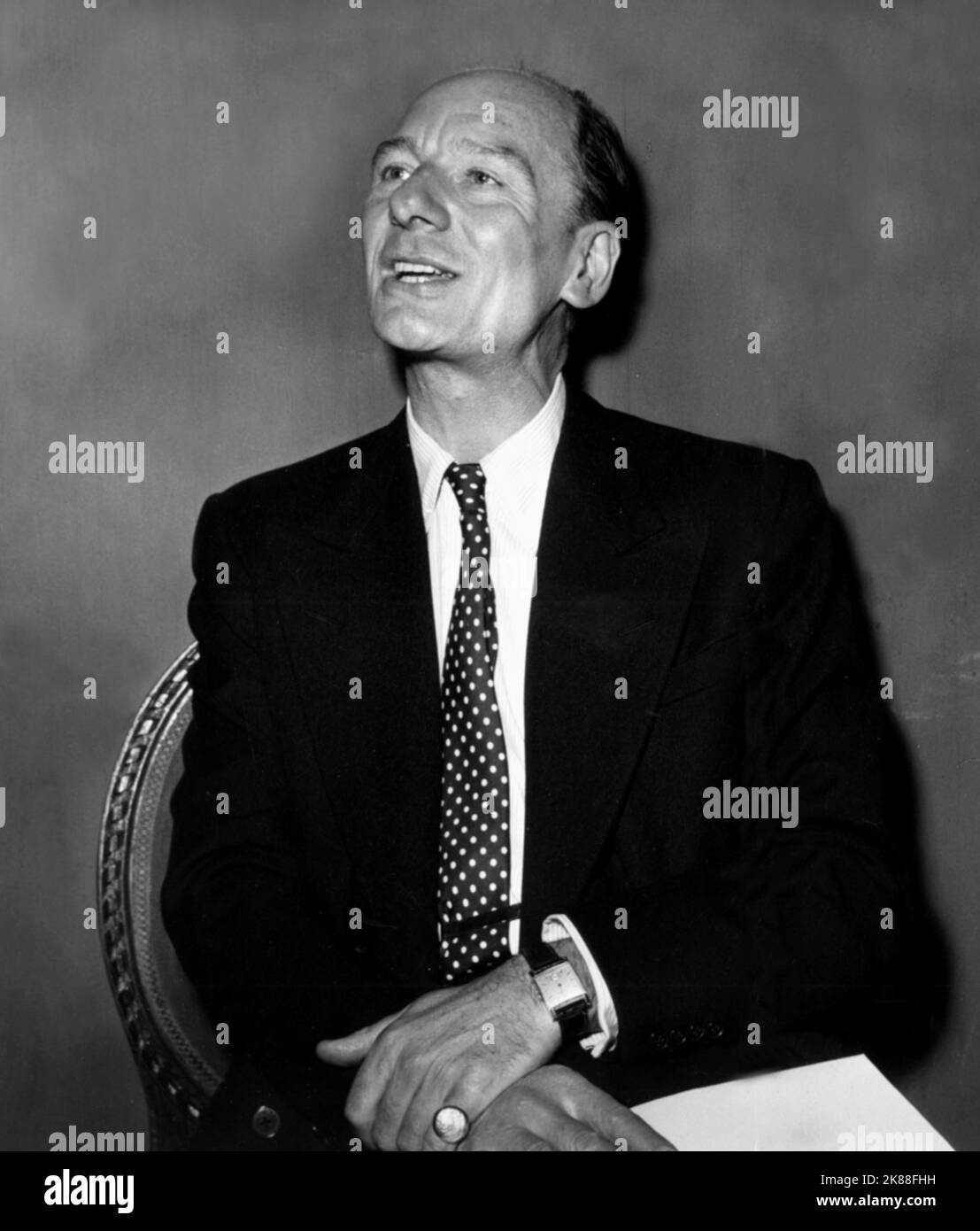 John Gielgud attore 01 maggio 1955 **ATTENZIONE** questa fotografia è ad uso esclusivamente editoriale e costituisce il copyright della Film Company e/o del fotografo assegnato dalla Film o Production Company e può essere riprodotta solo da pubblicazioni in concomitanza con la promozione del suddetto Film. È richiesto un credito obbligatorio alla Film Company. Il fotografo deve essere accreditato anche se conosciuto. Nessun uso commerciale può essere concesso senza l'autorizzazione scritta di The Film Company. Foto Stock