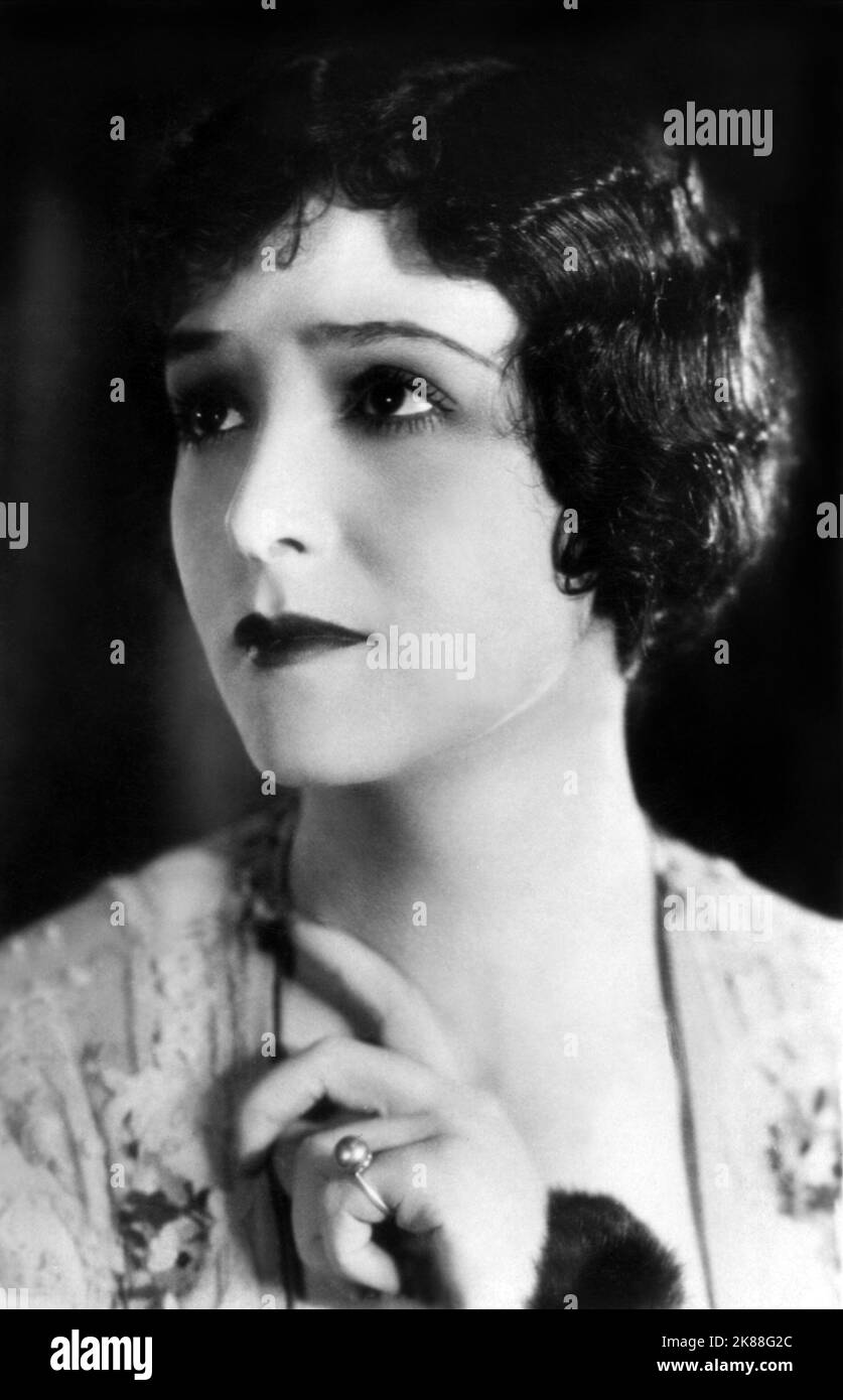 Florence Vidor Actress 01 May 1916 **ATTENZIONE** questa fotografia è solo per uso editoriale ed è copyright della Film Company e/o del fotografo assegnato dalla Film o dalla Production Company e può essere riprodotta solo da pubblicazioni in concomitanza con la promozione del film sopra citato. È richiesto un credito obbligatorio alla società cinematografica. Il fotografo deve essere accreditato anche quando è noto. Nessun uso commerciale può essere concesso senza autorizzazione scritta da parte della Film Company. Foto Stock