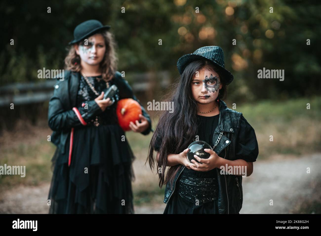 Ragazza adolescente in costumi hard rock celebrare Halloween festa Foto Stock