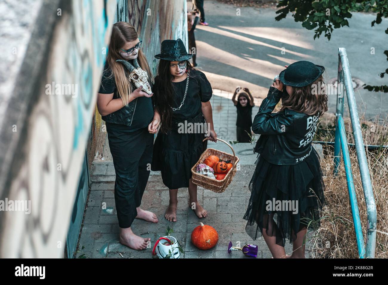 Le ragazze adolescenti in costumi hard rock celebrano la festa di Halloween Foto Stock