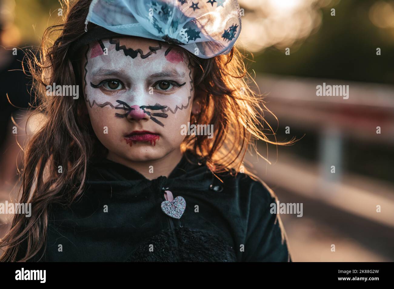 Bambina vestita come gatti neri per celebrare una festa di Halloween Foto Stock